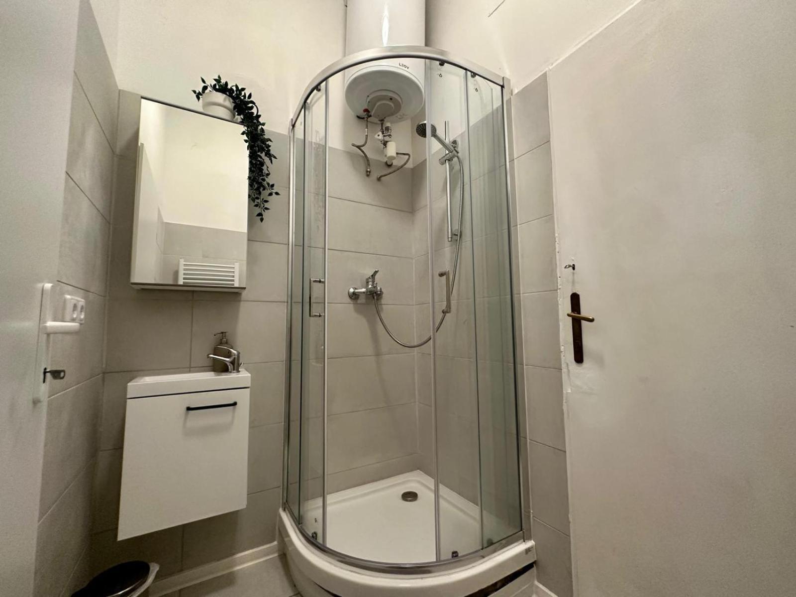 Spacious Apartment, 3 Min To U6 Metro Bécs Kültér fotó